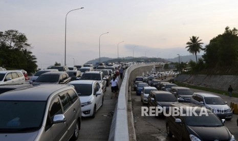 Pengendara mobil antre saat akan memasuki Tol Gate Pelabuhan Bakauheni Lampung Selatan, Lampung, Jumat (7/6/2019).