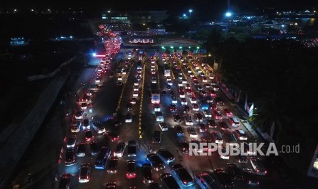 Pengendara mobil antre saat akan memasuki Tol Gate Pelabuhan Bakauheni Lampung Selatan, Lampung, Ahad (9/6/2019).