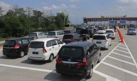 Pengendara mobil antre saat melewati gerbang jalan tol Malang-Pandaan, Singosari, Malang, Jawa Timur (foto ilustrasi). Untuk mengantisipasi kemacetan saat libur akhir tahun, Jasa Marga akan mengoperasikan tol Pandaan-Malang seksi V yang saat ini masih dalam tahap pembangunan.