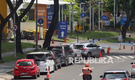 Pengendara mobil antre untuk melakukan tes usap PCR dan Antigen COVID-19 secara Drive Thru di Bintaro, Tangerang Selatan, Banten, Kamis (3/2/2022). Panjang antrean mobil yang hendak melakukan tes usap COVID-19 ini mencapai 300 meter hingga 500 meter ke belakang.