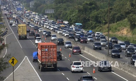 Pengendara mobil melewati jalur contraflow menuju Jakarta di Jalan Tol Jakarta-Cikampek KM 47, Karawang, Jawa Barat, Selasa (19/6). 