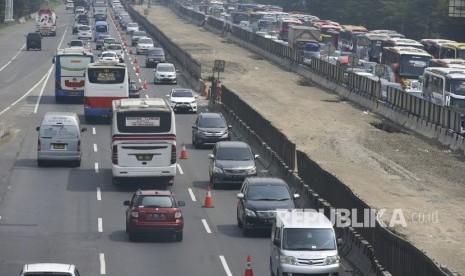 Pengendara mobil melintas di jalur contraflow ke arah Cikampek di ruas Tol Jakarta-Cikampek KM 37, Cikarang, Bekasi, Jawa Barat, Ahad (10/6). 