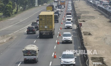 Pengendara mobil melintas di jalur Contraflow ke arah Cikampek di ruas Tol Jakarta-Cikampek KM 37, Cikarang, Bekasi, Jawa Barat, Ahad (10/6).