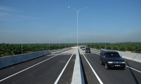 Pengendara mobil melintas di lokasi Jalan Tol Fungsional Medan-Binjai seksi 3 yang telah dioperasikan, di Deli Serdang, Sumatera Utara, Rabu (21/6).