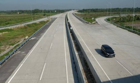 Pengendara mobil melintas di lokasi Jalan Tol Fungsional Medan-Binjai seksi 3 yang telah dioperasikan, di Deli Serdang, Sumatera Utara, Rabu (21/6).