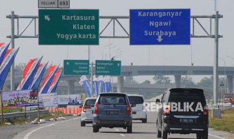 Pengendara mobil melintasi jalan tol fungsional Salatiga-Solo di Banyudono, Boyolali, Jawa Tengah, Jumat (8/6). 