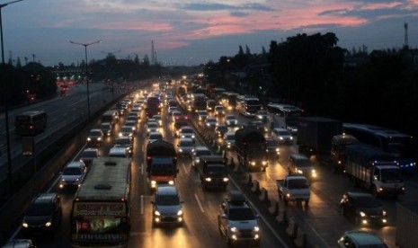 Pengendara mobil melintasi ruas jalan Tol Jakarta-Cikampek. (Ilustrasi) 