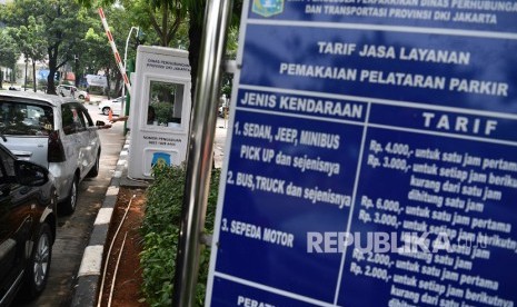 Pengendara mobil membayar parkir di lapangan IRTI Monas, Jakarta Pusat, Jakarta, Senin (10/12/2018). 