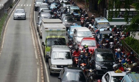 Pengendara mobil mewah menerobos jalur TransJakarta di Jalan Gunung Sahari Raya, Jakarta Pusat, Selasa (9/12).