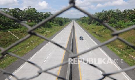 Jalan tol lengang akibat aturan larangan mudik. TNI AD membantah telah mengerahkan tank untuk terlibat penyekatan mudik di perbatasan Bekasi-Bogor.