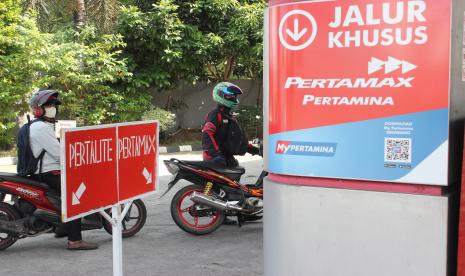 Pengendara motor antre untuk mengisi bahan bakar minyak (BBM) di SPBU Pramuka, Jakarta, Rabu (29/6/2022). PT Pertamina (Persero) melalui Pertamina Patra Niaga berencana menguji coba penyaluran Pertalite dan solar bagi pengguna berhak yang sudah terdaftar di dalam sistem MyPertamina agar subsidi BBM tepat sasaran. 