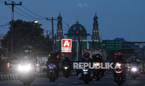 Juru Bicara Kementerian Komunikasi dan Informatika Dedy Permadi mengatakan hampir seluruh wilayah di DKI Jakarta, Jawa Barat, dan Banten mengalami penurunan mobilitas masyarakat. (Foto ilustrasi: Pengendara motor di Karawang, Jawa Barat)