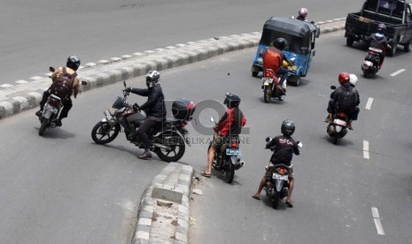  Pengendara motor berbelok melawan arah arus di kawasan Tanah Abang, Jakarta Pusat, Rabu (20/11). (Republika/Yasin Habibi)