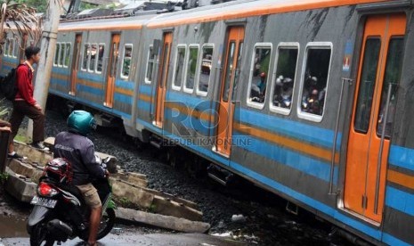   Pengendara motor berhenti di perlintasan kereta api di Pesanggrahan, Bintaro, Jakarta, Rabu (11/12).     (Republika/Yasin Habibi)