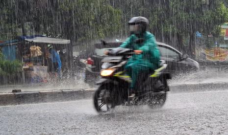 Pengendara motor berkendara di tengah hujan deras yang mengguyur Kota Tangerang di Jalan Ciledug Raya, Larangan, Tangerang, Banten, Rabu (27/10/2021). Badan Meteorologi, Klimatologi dan Geofisika (BMKG) Kota Tangerang mengimbau masyarakat untuk waspada menghadapi fenomena La Nina menjelang akhir tahun hingga awal tahun 2022 yang berpotensi memicu bencana terlebih mulai masuknya musim penghujan. 