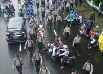 Pengendara motor harus berbalik arah karena terjebak aksi demonstrasi menolak kenaikan harga Bahan Bakar Minyak (BBM) di dekat Stasiun Gambir, Jakarta, Selasa (27/3). 