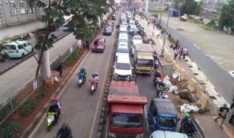 Pengendara motor maupun mobil menyerobot jalur Transjakarta di sekitar Stasiun Jatinegara