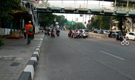 Pengendara motor melawan arus di Jalan Warung Buncit,  Senin (29/7). 