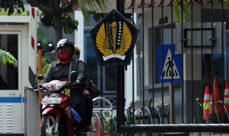 Pengendara motor melintas di depan logo Kementerian Keuangan, Jakarta (ilustrasi). DJPPR Kementerian Keuangan menyerap dana sebesar Rp 4,9 triliun dari lelang enam seri surat berharga syariah negara (SBSN).