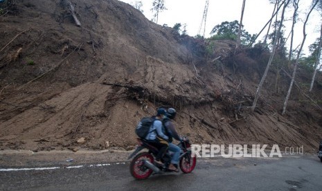 Jalur terkena longsor. Foto (Ilustrasi)