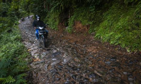 Pengendara motor melintas di jalur Lebak-Sukabumi di kawasan Cibeber, Kabupaten Lebak, Banten, Senin (4/7/2022). 