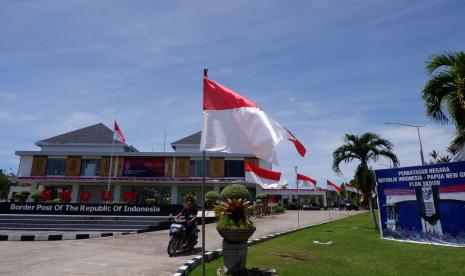 Pengendara motor melintas di kawasan Pos Lintas Batas Negara (PLBN) Skouw di Distrik Muara Tami, Kota Jayapura, Papua, Senin (15/8/2022). PLBN antara Indonesia dengan Papua Nugini sepi pelintas batas akibat ditutupnya pintu perbatasan dari pemerintah negara Papua Nugini hingga waktu yang tak ditentukan karena pandemi COVID-19.