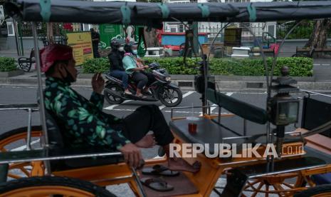 Pengendara motor melintas di kawasan Wisata Jalan Malioboro, Yogyakarta, Rabu (22/09/2021). Polresta Yogyakarta akan memberlakukan kebijakan sistem lalu lintas ganjil genap di kawasan Jalan Malioboro untuk mengatur dan membatasi kunjungan wisata khususnya saat akhir pekan. 