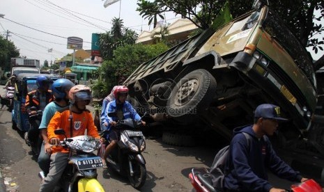 Truk terperosok / Ilustrasi    (Republika/Yasin Habibi)