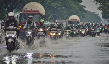 Banjir Gedebage Bandung: Pengendara motor melintasi banjir yang menggenangi Jalan Soekarno-Hatta, Gedebage, Bandung, Jawa Barat, Senin (4/3/2019).