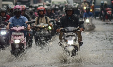 Banjir Gedebage Bandung: Pengendara motor melintasi banjir yang menggenangi Jalan Soekarno-Hatta, Gedebage, Bandung, Jawa Barat, Senin (4/3/2019).