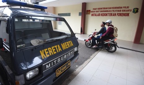 Pengendara motor melintasi instalasi kedokteran forensik RS Polri di Kramat Jati, Jakarta, Kamis (20/10).