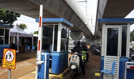 Pengendara motor membayar parkir di Park and ride Stasiun MRT Lebak Bulus, Jakarta, Kamis (28/3/2019).