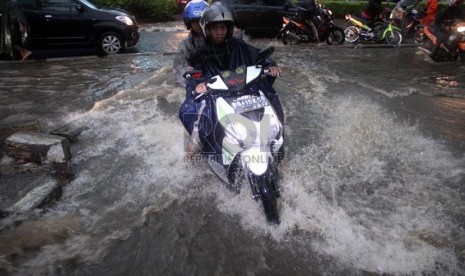   Pengendara motor menerobos banjir yang menggenangi jalan Rasuna Said, Jakarta Selatan, Rabu (6/2).  (Republika/Yasin Habibi)