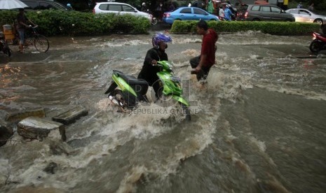   Pengendara motor menerobos banjir yang menggenangi jalan Rasuna Said, Jakarta Selatan, Rabu (6/2).  (Republika/Yasin Habibi)