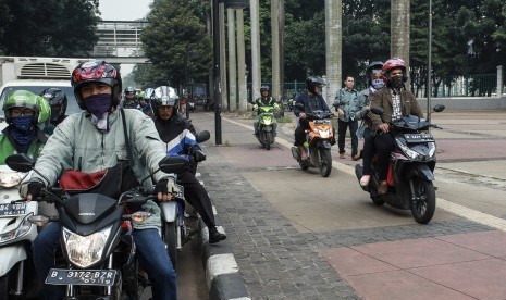 Pengendara motor mengendarai motornya diatas jalur pejalan kaki (trotoar) di kawasan jalan Jenderal Sudirman, Jakarta, Selasa (17/5). 