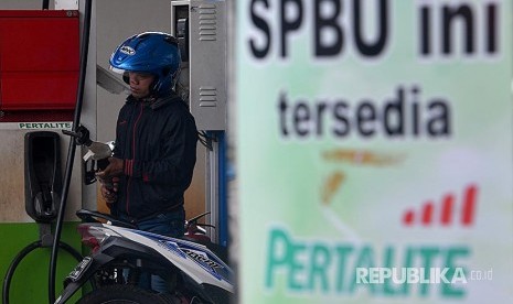 Pengendara motor mengisi kendaraannya dengan BBM jenis Pertalite di SPBU Abdul Muis, Jakarta, Senin (26/3). PT Pertamina (Persero) menaikkan harga BBM jenis Pertalite sebesar Rp150 dan Rp200 per liter tergantung daerah sejak Sabtu 24 Maret 2018 yang didasari adanya kenaikan harga minyak dunia.