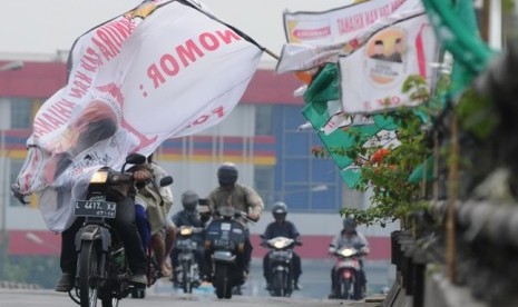 Pengendara motor terganggu dengan alat peraga kampanye partai politik