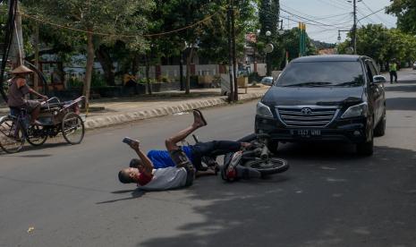 Pengendara motor terjatuh dari sepeda motornya usai menabrak sebuah mobil saat simulasi penanganan kecelakaan lalu lintas di Kabupaten Batang, Jawa Tengah. PT Jasa Raharja (Persero) melakukan sejumlah upaya untuk menurunkan angka kecelakaan yang saat ini masih terus harus ditekan. Salah satunya dengan melibatkan generasi muda melalui Jasa Raharja Road Safety Innovation (JR-Rovation). 