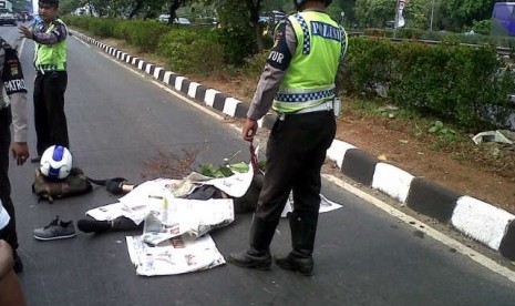 Polisi mengamankan TKP kecelakaan pengendara motor (ilustrasi).