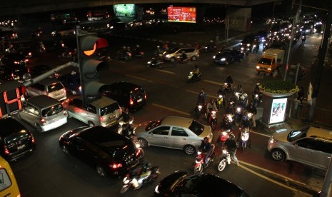 Pengendara motor yang melintas di jalan protokol, Jakarta