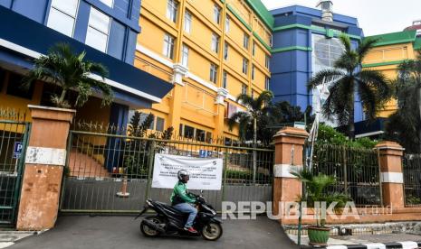 Pengendara ojek daring berada di depan pintu gerbang Pasar Glodok, Jakarta, Sabtu (4/7/2020). Pemerintah Kota Jakarta Barat mengusulkan kepada PD Pasar Jaya untuk mengubah nama Pasar Glodok yang berada di kawasan Tamansari menjadi Pasar Petak Sembilan. 