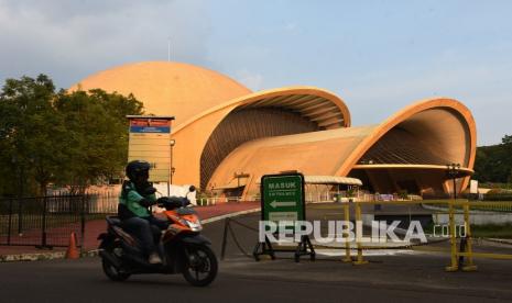 Pengendara ojek daring mendapatkan diskresi melintasi di 100 titik penyekatan di Jakarta selama PPKM Darurat.