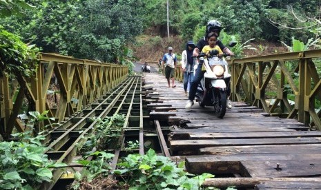 Pengendara roda dua memaksa melintas di Jembatan Gobang yang menghubungkan Kecamatan Purbaratu Kota Tasikmalaya dengan Kecamatan Manonjaya Kabupaten Tasikmalaya, Juma (14/6). 