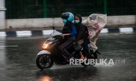 Pengendara roda dua menerobos hujan disertai angin kencang (ilustrasi)