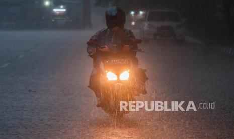 BMKG: Hujan Lebat Berpotensi Landa Sejumlah Daerah. Pengendara roda dua menerobos hujan di Rangkasbitung, Lebak, Banten, Senin (9/8/2021). Badan Meteorologi Klimatologi dan Geofisika (BMKG) mengeluarkan peringatan dini prakiraan hujan lebat disertai kilat dan angin kencang yang berpotensi terjadi di beberapa wilayah Indonesia. 