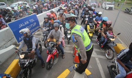 Pengendara roda dua yang antre memasuki pintu tol Jembatan Suramadu di Surabaya, Jawa Timur. (ilustrasi)