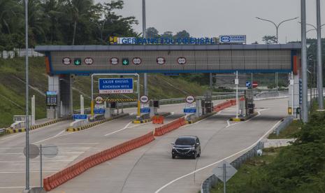 Pengendara roda empat melintas di gerbang tol Cikeusal di Kabupaten Serang, Banten, Ahad (9/1/2022). Kementerian Pekerjaan Umum dan Perumahan Rakyat (PUPR) mengungkapkan sejumlah pertimbangan Jalan Tol Bali Mandara menjadi tol pertama yang akan menjalani uji coba implementasi sistem transaksi tol nontunai nirsentuh atau Multi Lane Free Flow (MLFF) pada tahun ini.