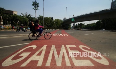 Pengendara sepeda melintasi jalur prioritas kendaraan untuk Asian Games 2018 di Kemayoran, Jakarta, Jumat (27/7).