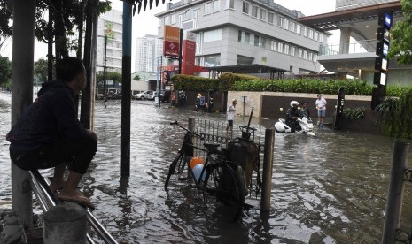 Pengendara sepeda motor berusaha menerobos banjir di kawasan Kemang, Jakarta, Jumat (11/11). 