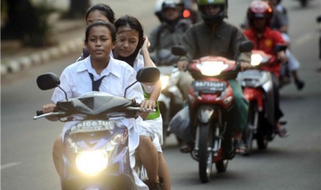 Pengendara sepeda motor di bawah umur. 